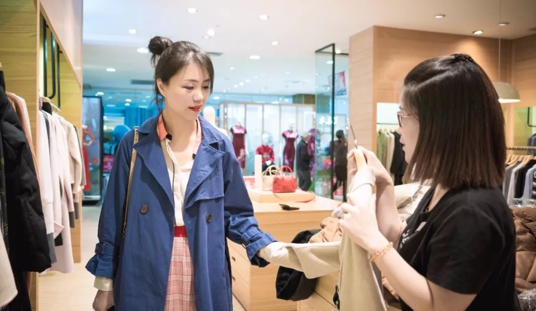 精致的女人走到哪都是靓丽的,女人只有逛街才是最开心的事