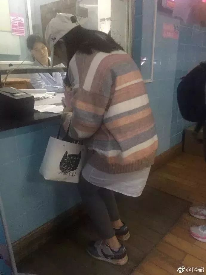 广西区妇幼被吐槽窗口低矮，孕妇要半蹲填表！院方回应：已整改