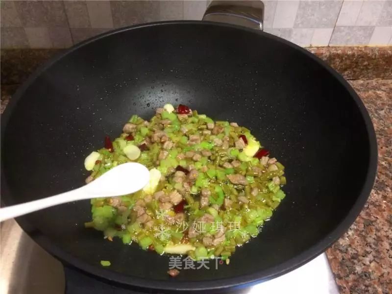 泡豇豆炒牛肉怎么做才好吃视频,泡豇豆炒牛肉粒