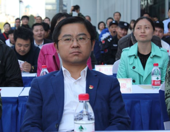 燃！国购广场前上演了一场特殊“比赛”，引大批路人围观！