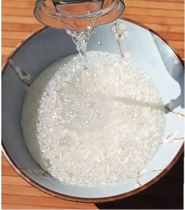 刚炒完菜的铁锅不要立马用水冲洗,炒完菜以后怎样防止铁锅生锈