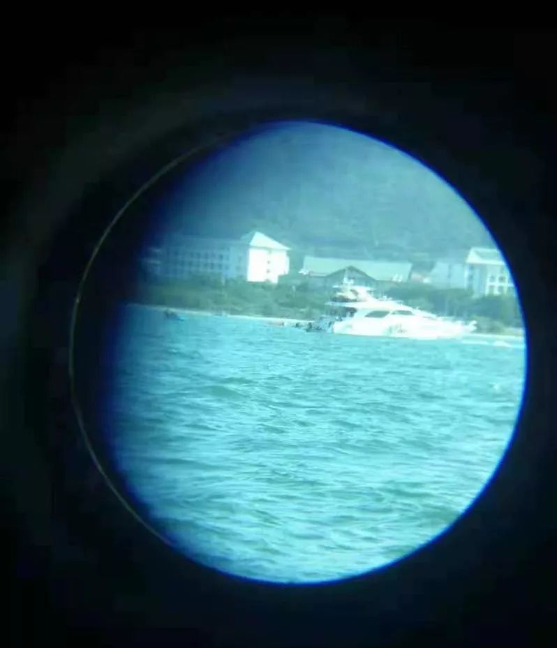 快艇出海意外翻船,一群男子租游艇出海