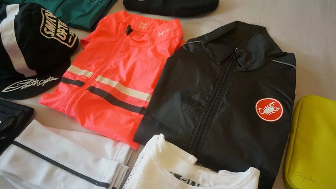 除了不可描述,夫妻出门比赛都带些啥?