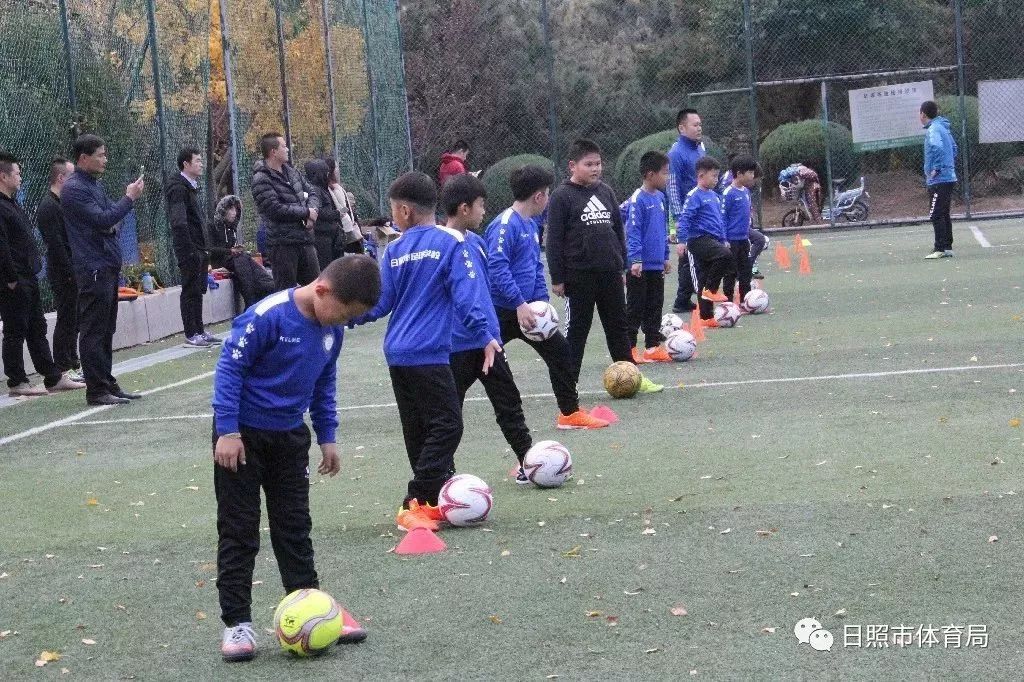 「快来围观这群超级棒的孩子」厚积薄发新力量，日照市足球学校开课啦~