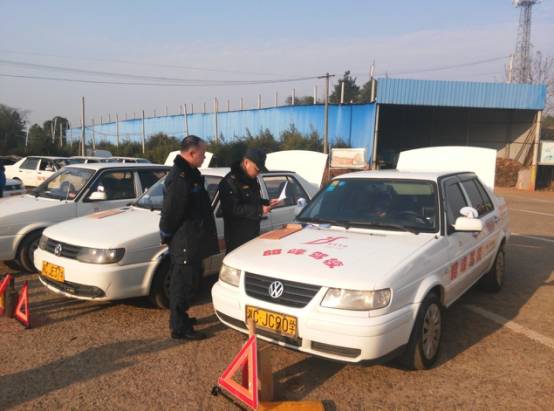 教练车整齐的排成一排,教练车整齐的排成一排壮观