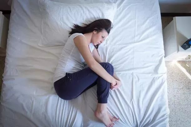 双脚是肝脏健康的报警器,双脚突然出现10大疾病征兆