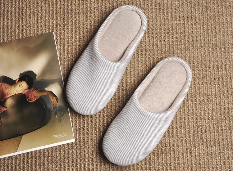 这是一双乳胶棉拖，跳跃在云端之巅的曼妙，穿上3秒就暖脚！