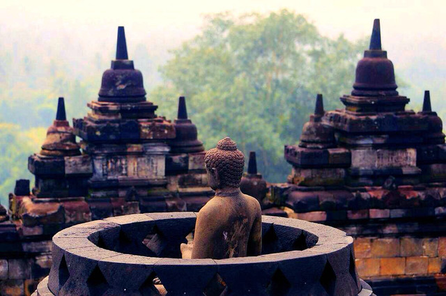 婆罗佛屠，火山灰下的佛教奇观