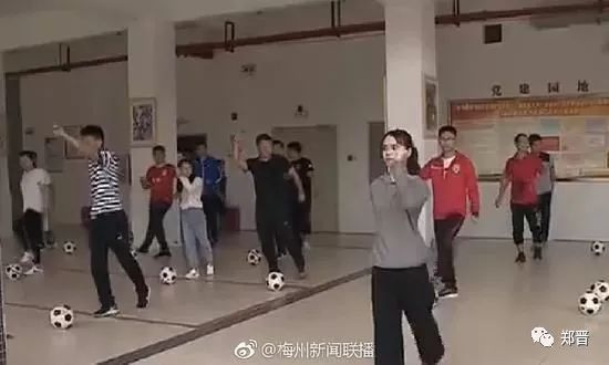 足球舞蹈课,小学足球课舞蹈