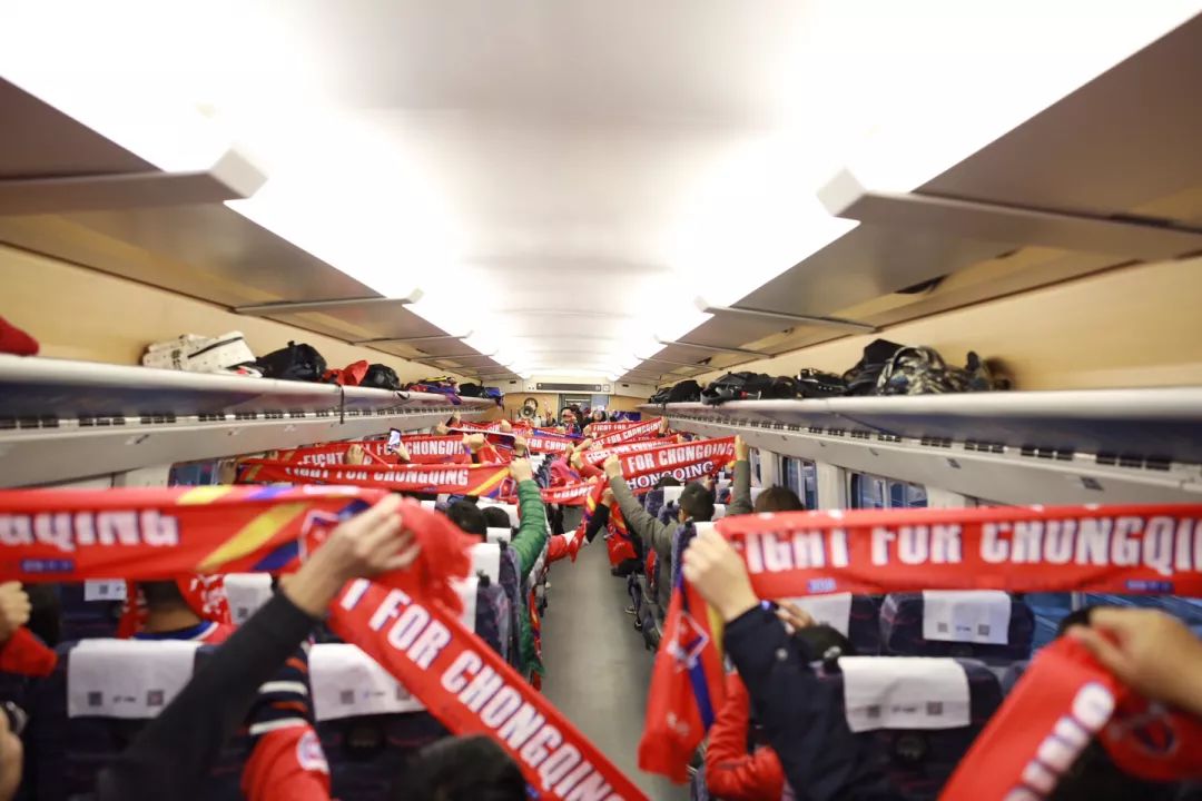 雄起！坐着定制动车专列去看球，这届球迷也太厉害了吧？！