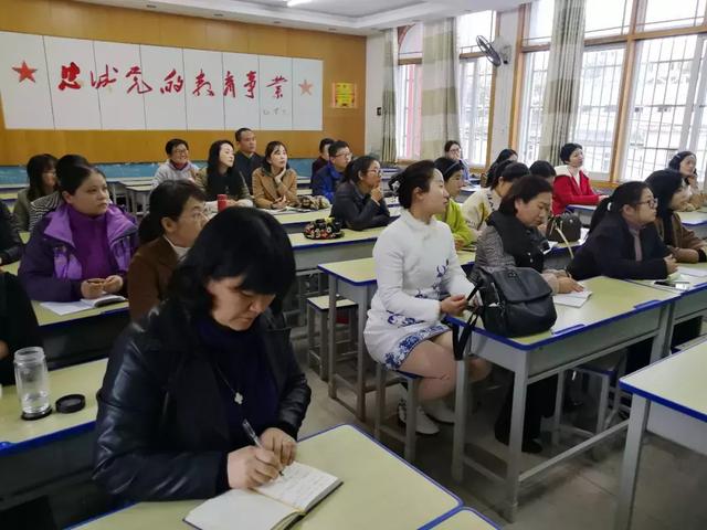 信阳市第一实验小学开展国培心得交流活动