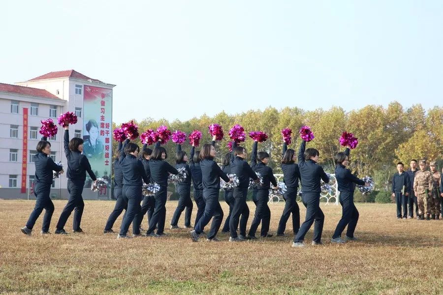 解放军运动会扛着炮跃过障碍,直击军体运动会