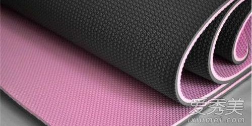 瑜伽垫是条纹朝上吗,瑜伽垫是平面朝上还是波纹朝上