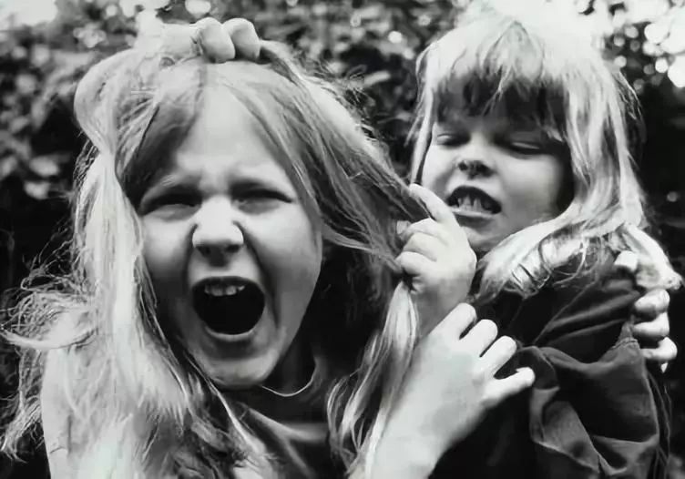 高铁上，父亲乱摸女儿：性盲比文盲更可怕