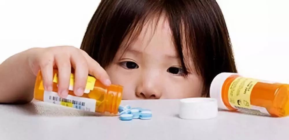 奶奶转个身，女孩烫掉一层皮严重休克...咋回事？每个家长都该看看