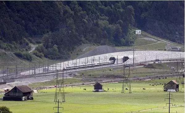 川藏铁路不利自然条件,为什么川藏铁路修建难度大
