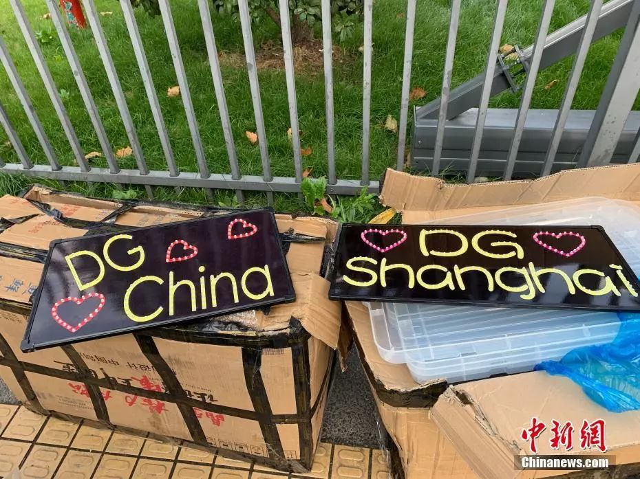 怒退100双鞋、聚集店门口抗议……华侨华人集体*制抵**DG