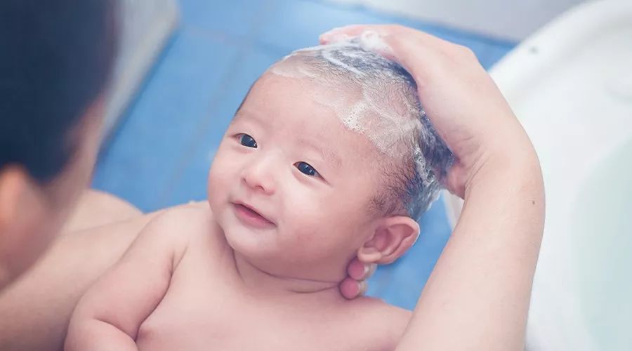 60岁左右冬天多久洗一次澡最好,两个月的宝宝冬天多久洗一次澡