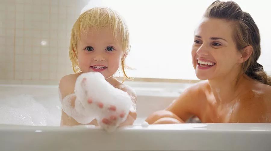 60岁左右冬天多久洗一次澡最好,两个月的宝宝冬天多久洗一次澡