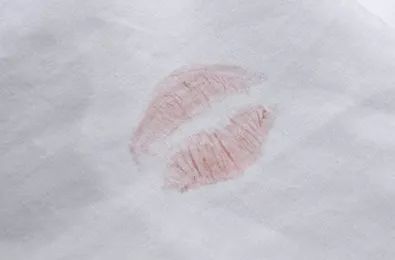 衣服染色了怎么洗掉最有效的方法,衣服被染色最靠谱的恢复方法