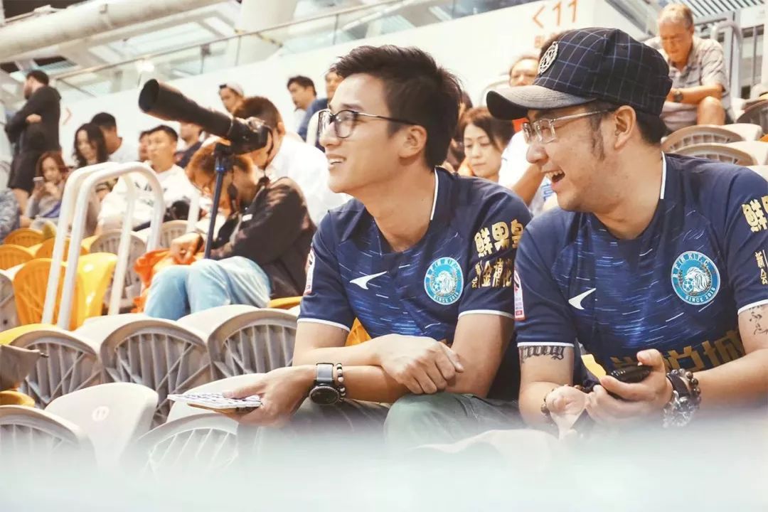 在浮华都市共赴一场盛大球赛，只要一样的球衣