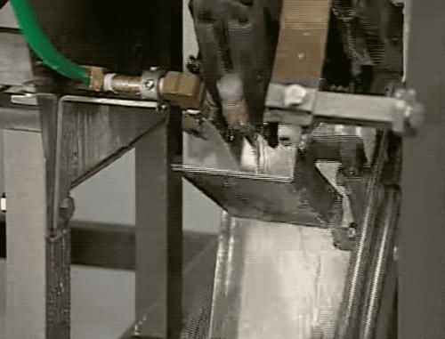 去虾头、开虾背、撕虾壳，剥虾仁的流水线长这样