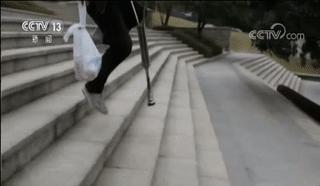 外卖小哥逆行失声痛哭,外卖小哥送外卖泪目