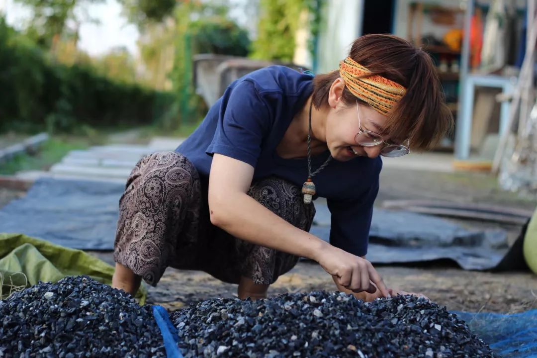 那个开着旅行咖啡车的女孩，暂别荒野重返都市
