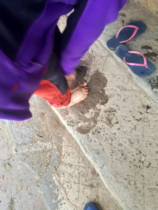 95后妹子赤脚徒步贡嘎山，惊人壮举感动所有人