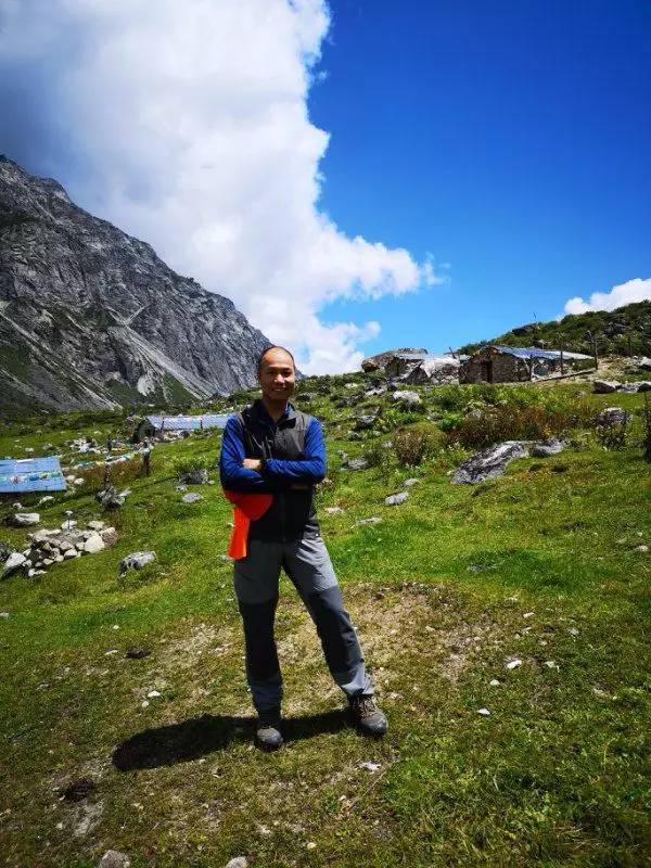 95后妹子赤脚徒步贡嘎山，惊人壮举感动所有人