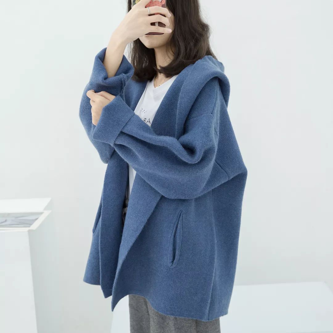 别再穿黑色了，这个颜色今年超流行，百搭时髦还显白显气质