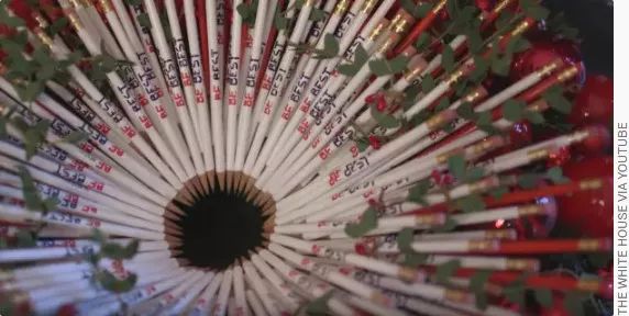 特朗普差点吓中风了，老婆搞的圣诞装潢不忍直视｜双语热点