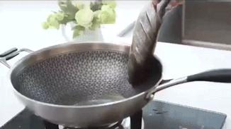 将食物“悬浮”起来的锅!轻松做到不沾锅,无油烟更健康