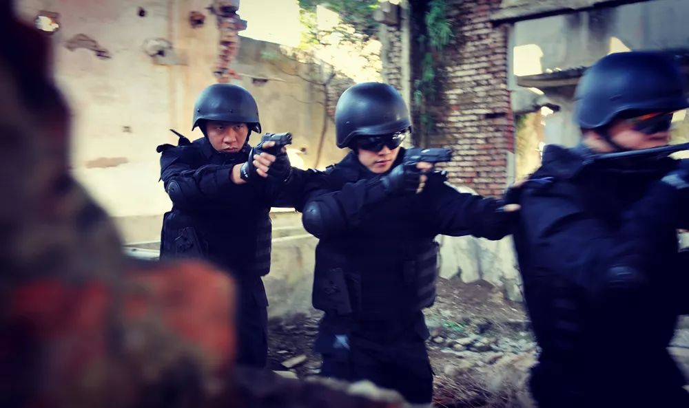 巡特警大练兵实战视频,上海金山分局特警冬季大练兵