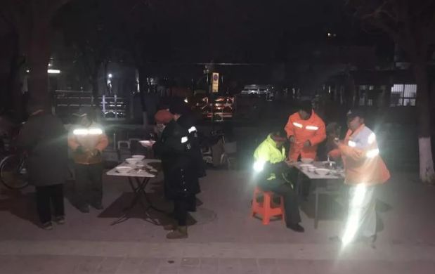 奇怪！沧州一早餐摊开业一年赔了十多万，摊主不但不着急反而很高兴，真相很温暖……