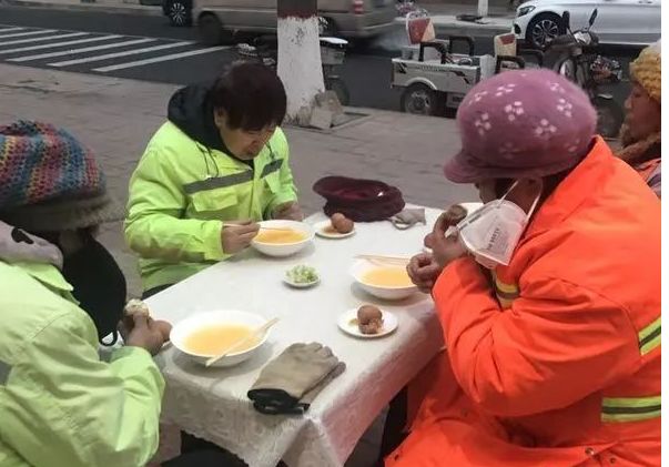 奇怪！沧州一早餐摊开业一年赔了十多万，摊主不但不着急反而很高兴，真相很温暖……