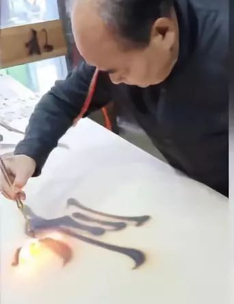 12.16日｜新早读来了！史诗级渣男？男子一天撩75个女生与女友闺蜜表姐约会被当场抓住