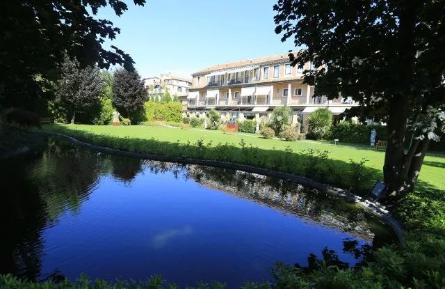 代购的冬天来了，新电商法即将实施；加拿大鹅内地首家店暂缓开业logo被遮；刘雯跌出全球收入最高前十名模