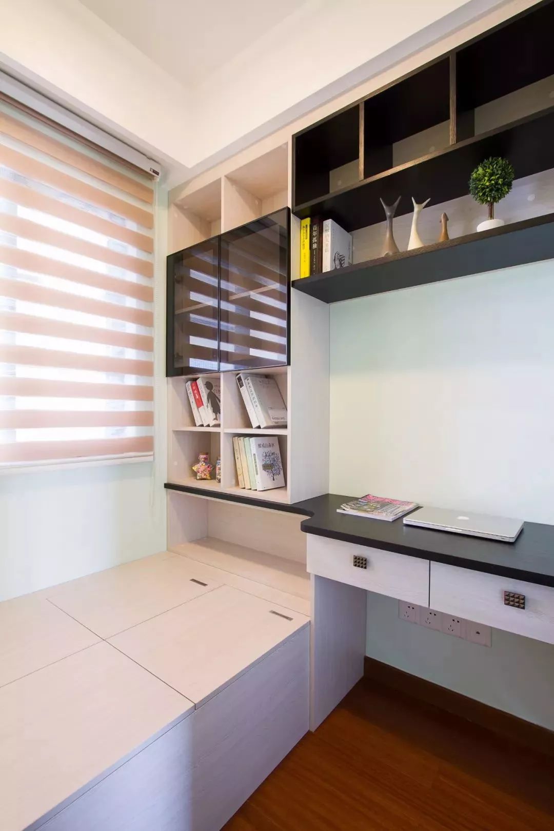 书房有个榻榻米和书柜设计,书房榻榻米的设计底下可以储物