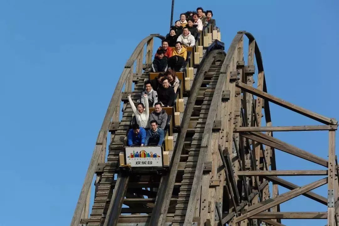 上海欢乐谷嗨翻了!50万㎡华灯齐放、圣诞市集、狂欢盛典,还能与偶像零距离接触……