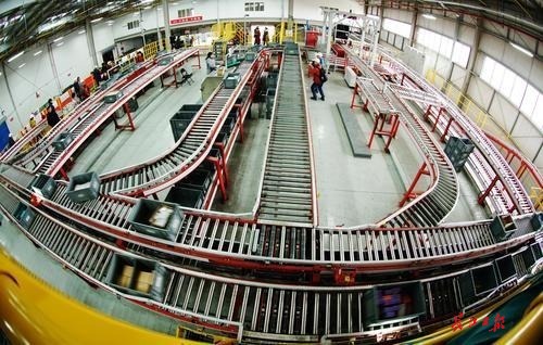 长江日报市民观察团参观京东亚一物流园:分拣机器人送货时会“礼让”