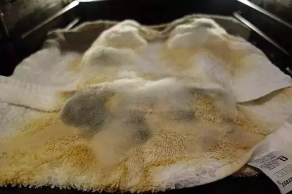 毛巾用久又脏又黄又粘怎么处理,毛巾用久了洗了很臭怎么办