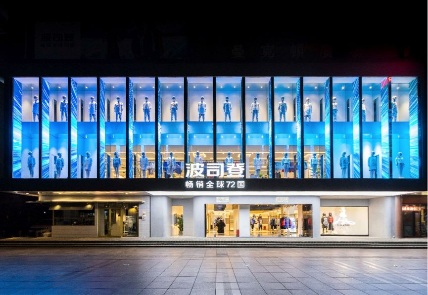 伦敦没羽绒服么？为啥龙妈小雀斑穿波司登？