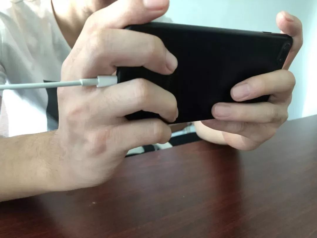 一插就来电，超薄体验简直不要太爽！