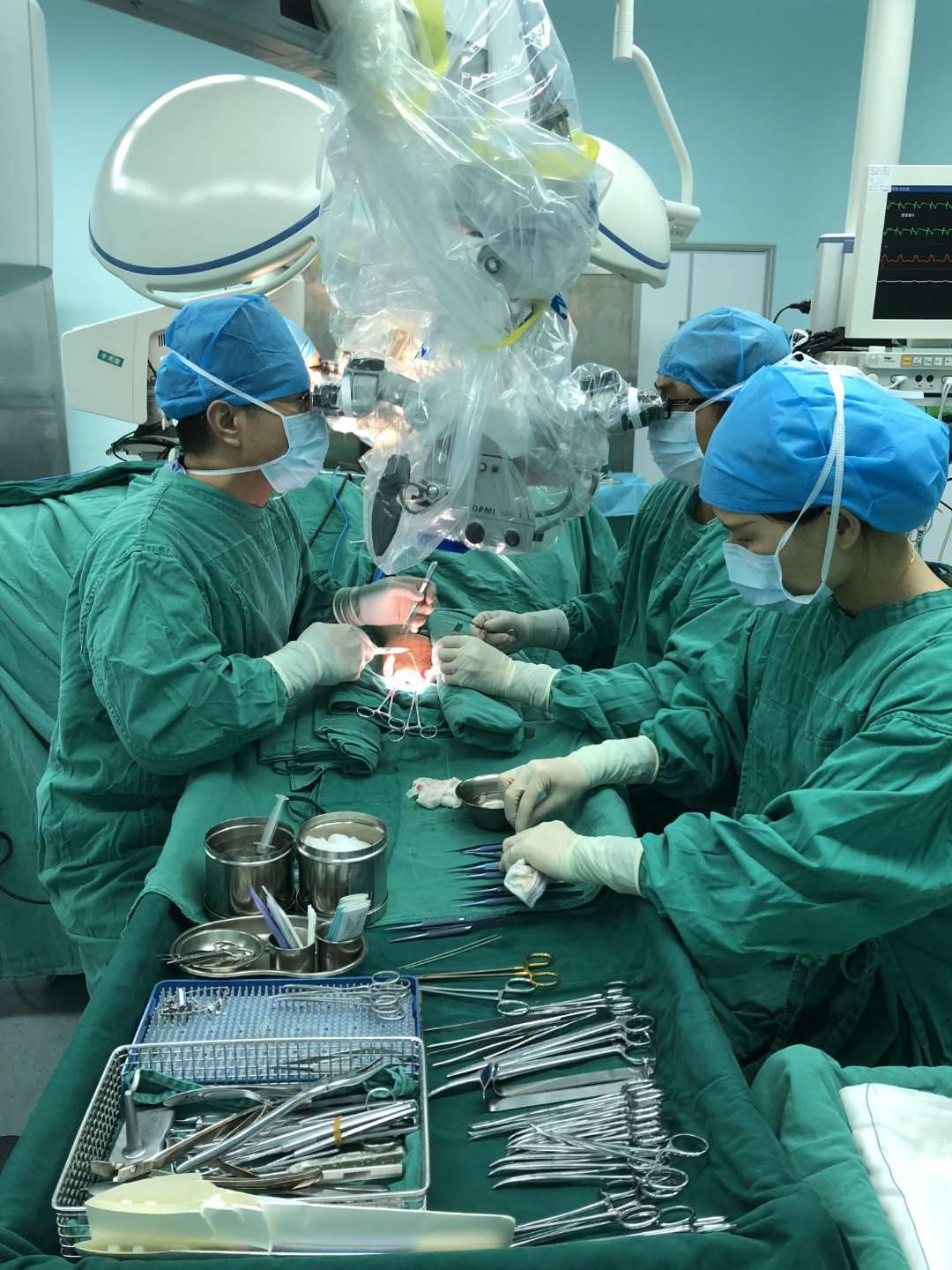 男子意外摔断手指,发生手指切断事故后断指怎么处理