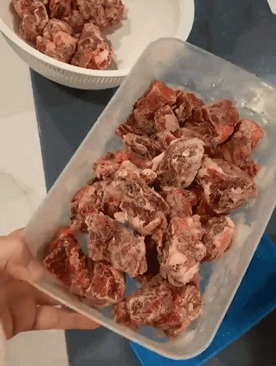 澄海老兄发现妻子没事总爱往这个小区跑，没想到是去干这个……