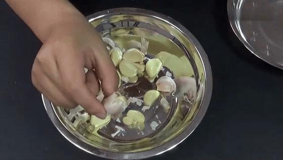 剥蒜器快速去大蒜皮,剥完整大蒜皮妙招视频