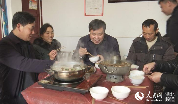 心系群众传递温暖关爱,心系群众解民忧危难之际显真情