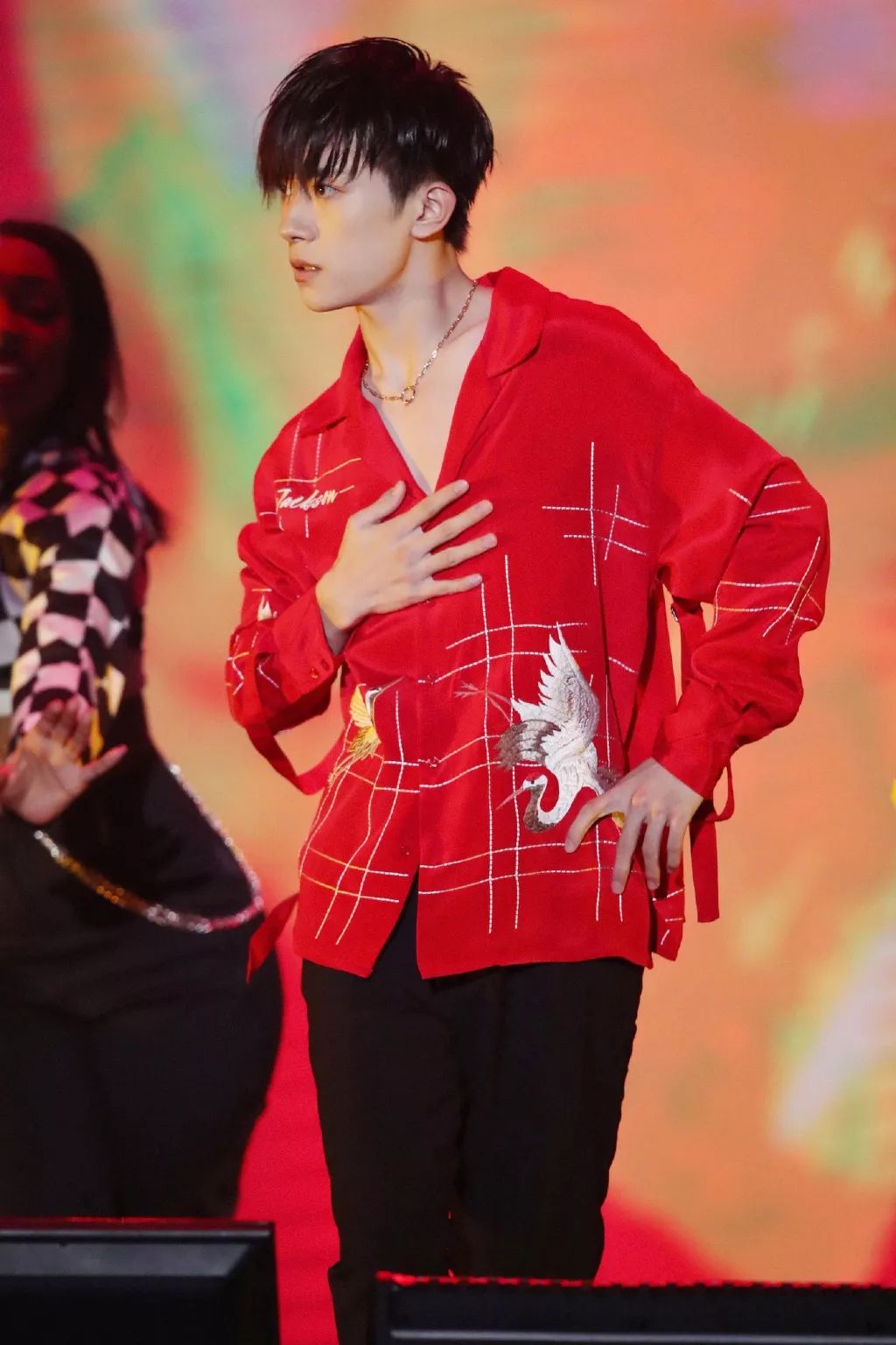 李宇春易烊千玺演绎时代感,易烊千玺穿中国红