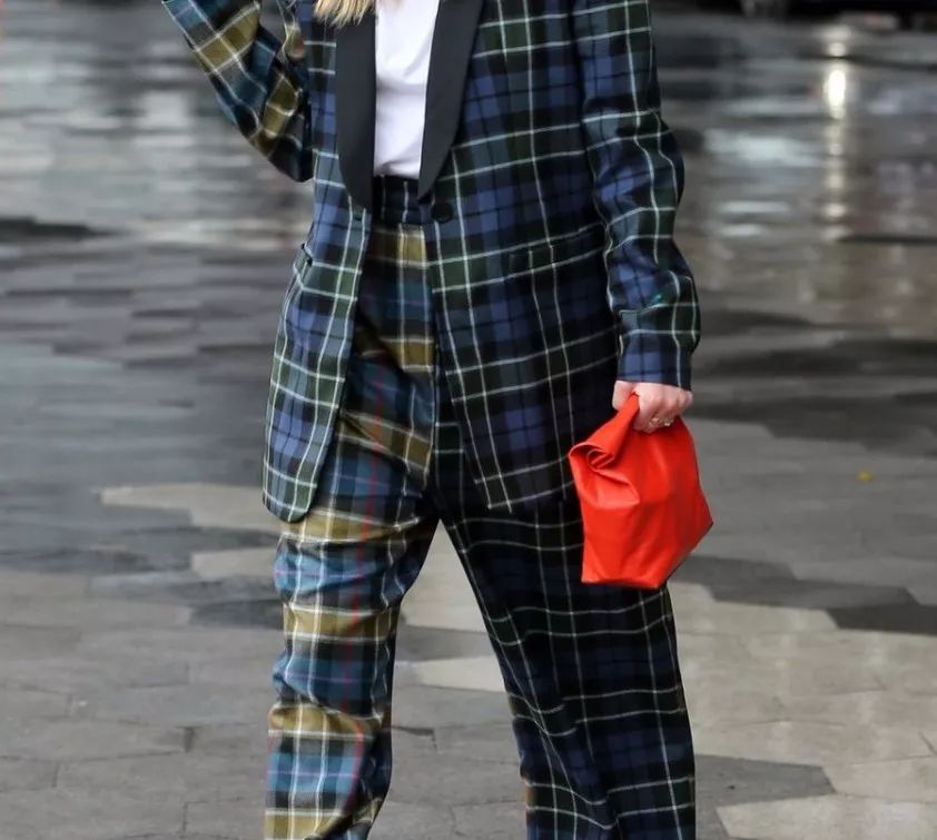 李宇春易烊千玺演绎时代感,易烊千玺穿中国红